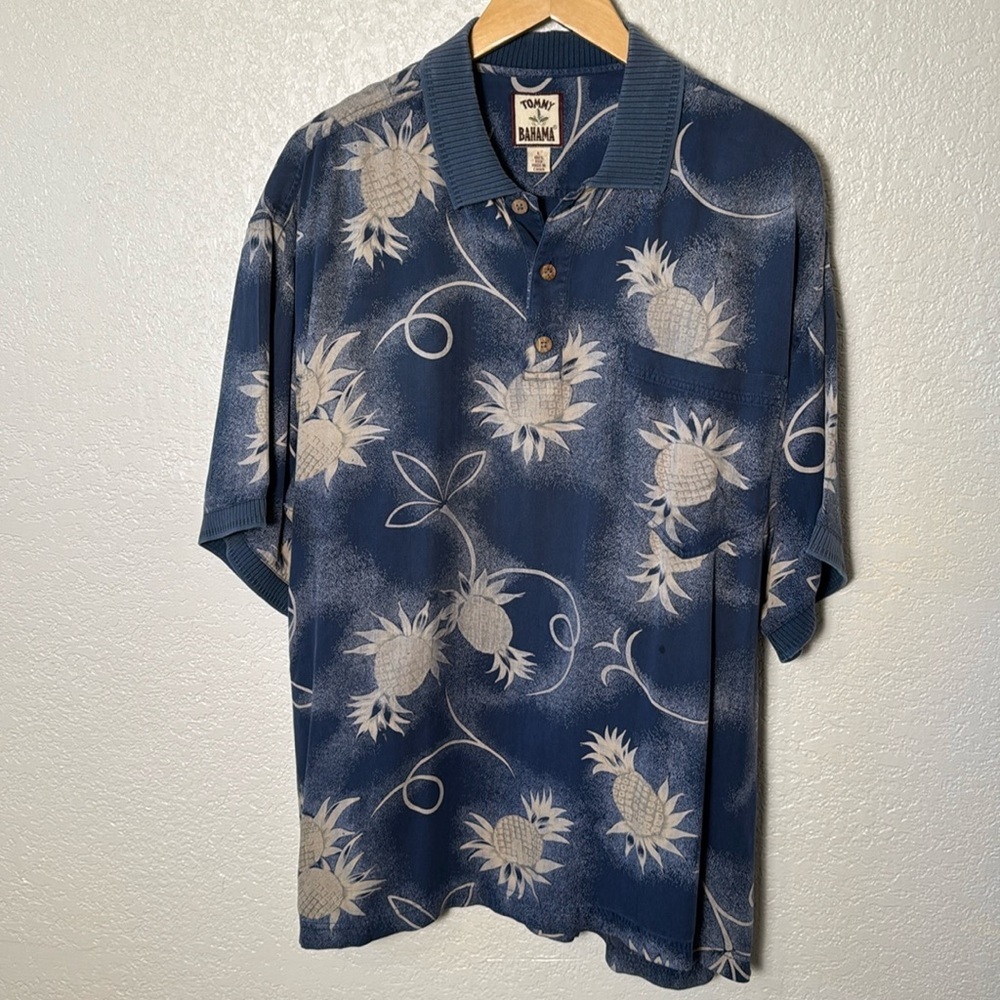 Tommy‎ Bahama Men’s Large 100% Silk Blue Shirt Short Sleeve  Collar Pineapple